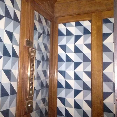 De La Pinede جوان ليه باه