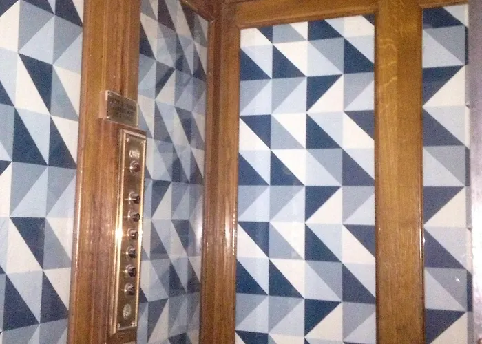 De La Pinede جوان ليه باه